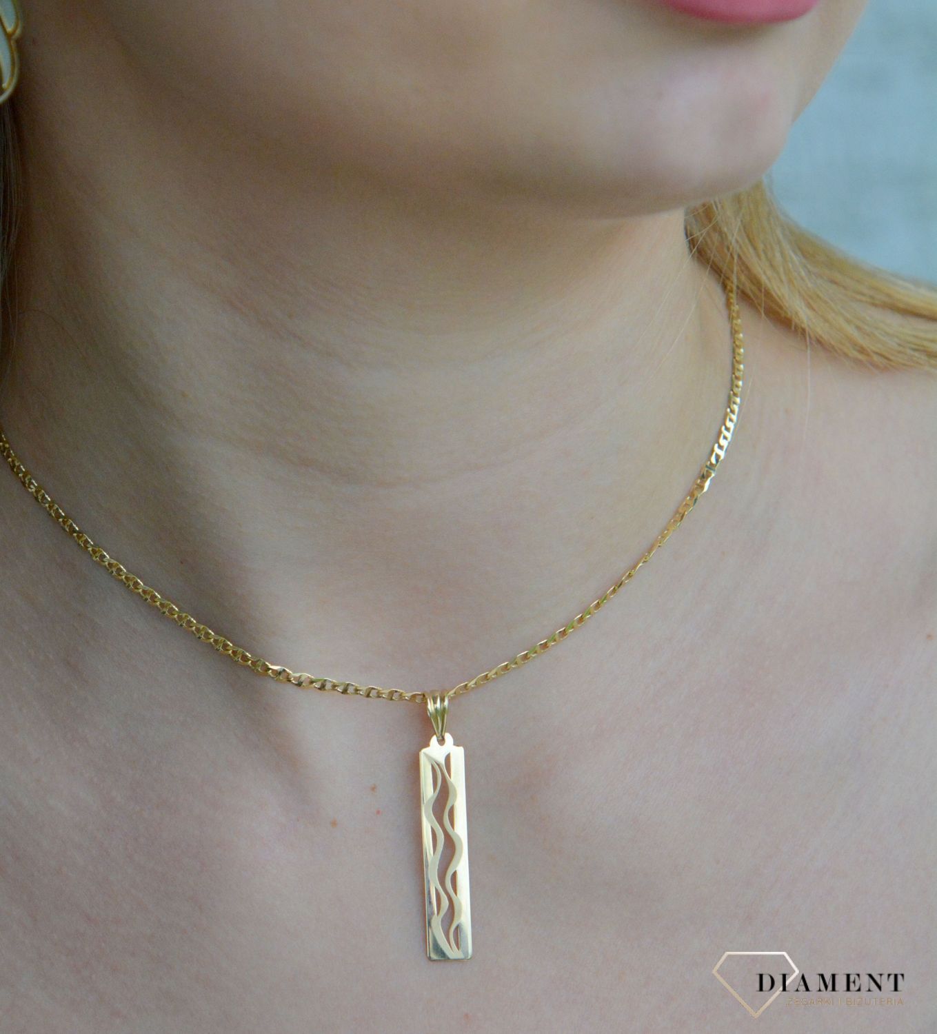 Złota zawieszka 585 prostokątna pałeczka z falistym wzorem ZA 7592.jpg